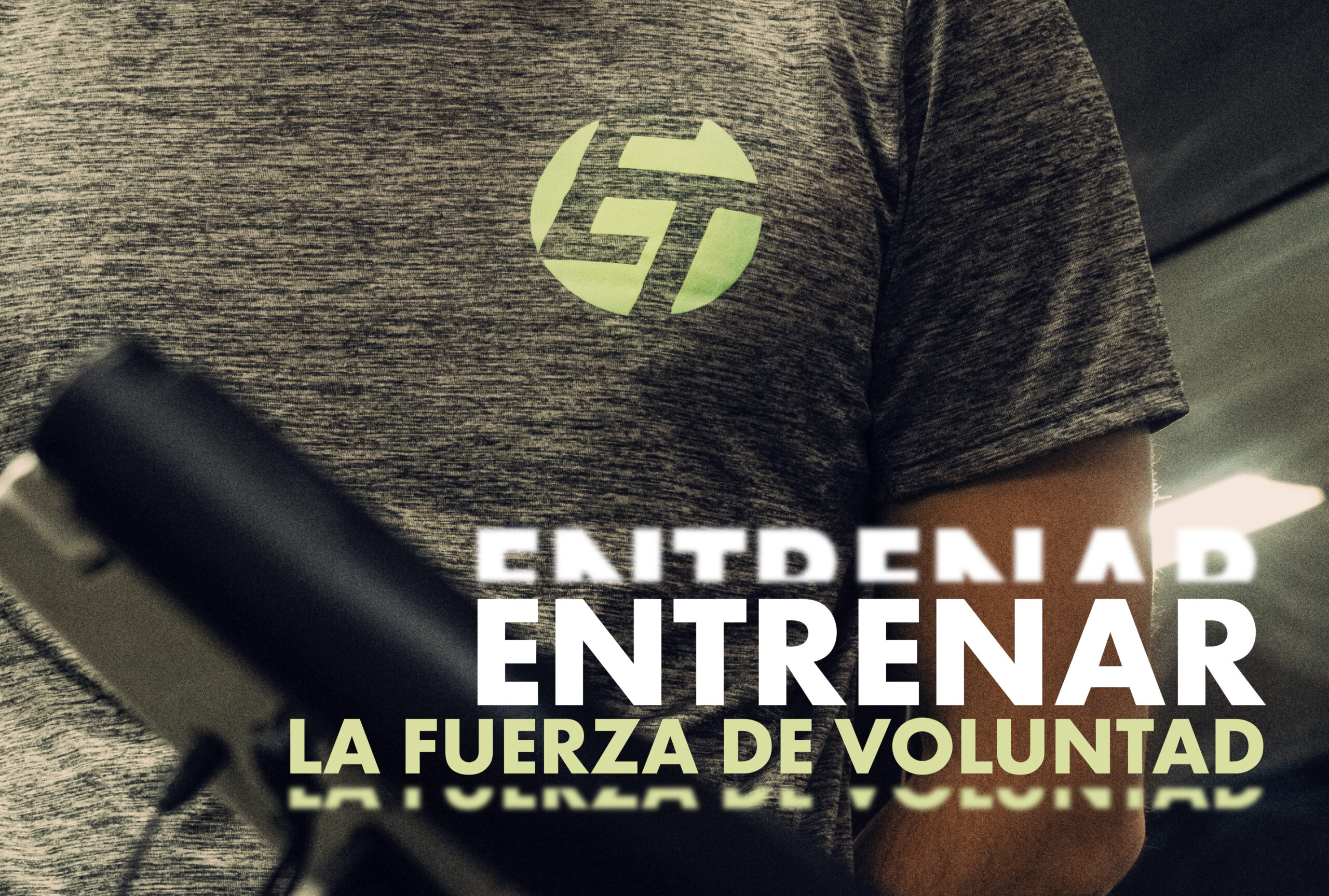 Persona entrenando en el gimnasio representando la constancia y la motivación para mantener una vida activa.