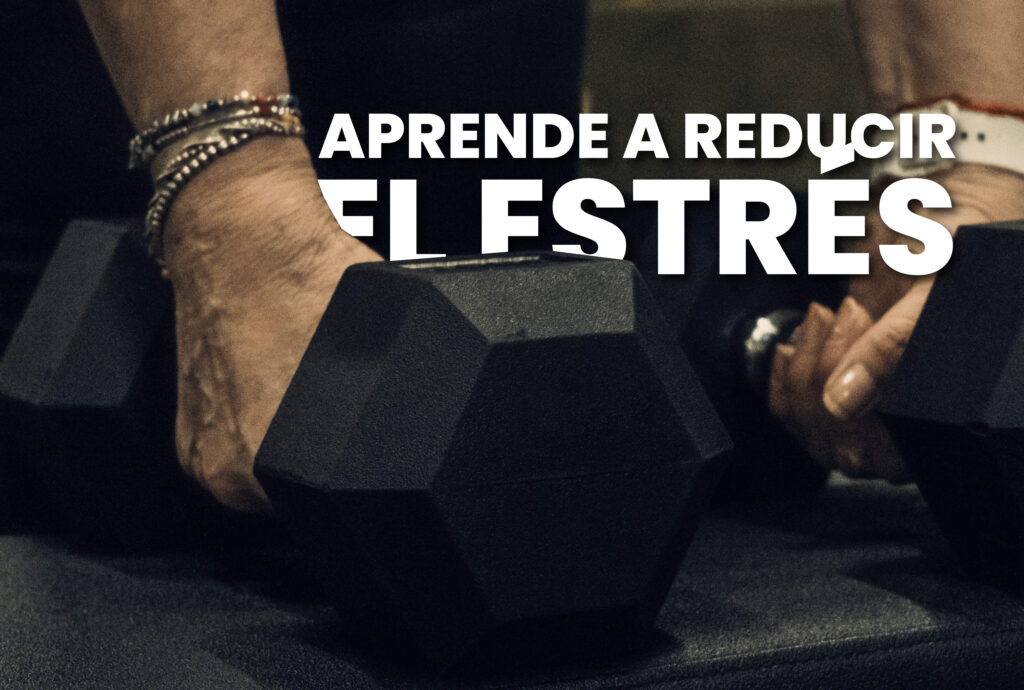 Persona entrenando o caminando para reducir el estrés.